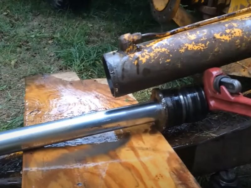 Sådan fjernes hydraulisk cylinder fra gravemaskine