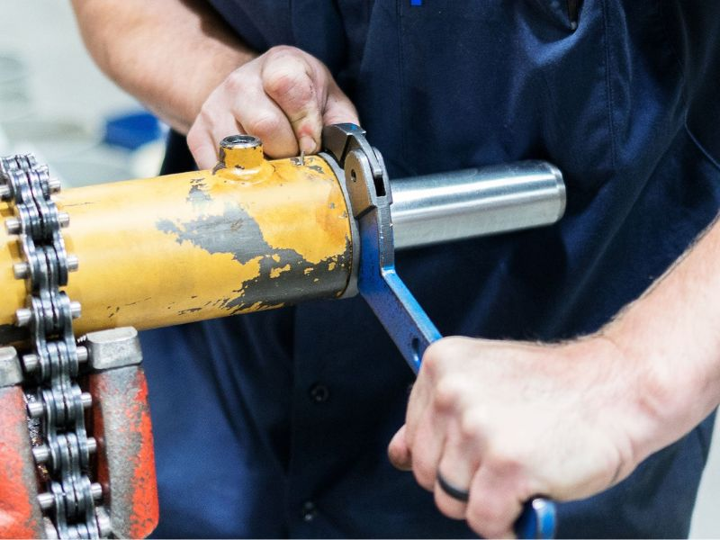 Sådan rettes en lækkende hydraulisk cylinder